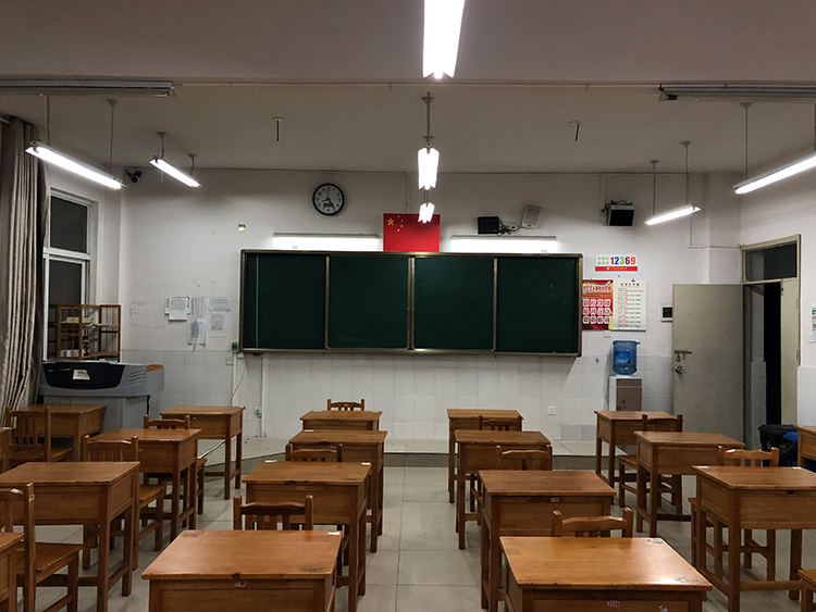 貴陽市觀山湖區第一高級中學護眼教室燈（dēng）光改（gǎi）造（zào）前